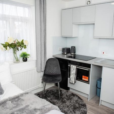 Small But Cozy Studio, Great Tube Connection ลอนดอน ภายนอก รูปภาพ